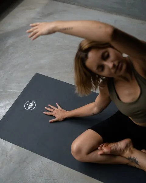 Lotuscrafts Lotuscrafts Yogamatte ARISE Travel, Graphite, – Produktbild 2 von 4