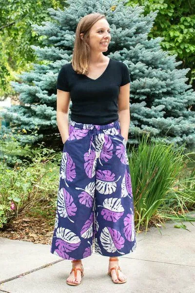 Global Mamas Global Mamas Bio Hose Crop - WIDE LEG SUMMER, Monstera (purple), – Produktbild 2 von 3