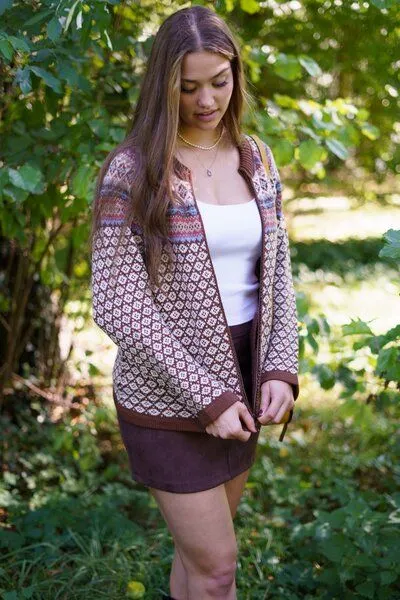 Haus of Namaste Haus of Namaste Fair Isle Cardigan aus 100% Lammwolle | Handgefertigter Wollcardigan | Fairer und nachhaltiger Himalaya-Pullover in Braun und Creme – Produktbild 4 von 4