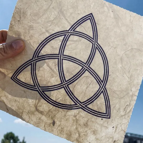 Veskor Cassiopeia Veskor Cassiopeia TRIQUETRA Heilige Geometrie Linoldruck | 22 × 22 cm | Indigo auf Naturweiß – Produktbild 4 von 4