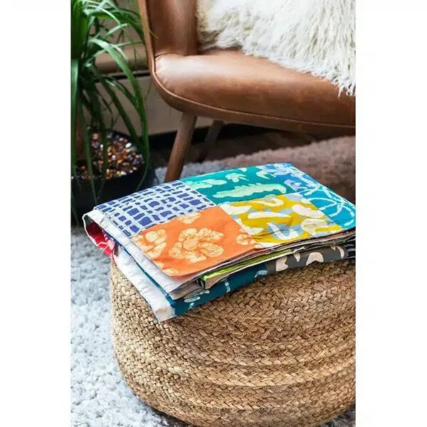 Global Mamas Global Mamas Batik-Patchworkdecke aus Biobaumwolle & Upcycling Mehlsack – Produktbild 2 von 3