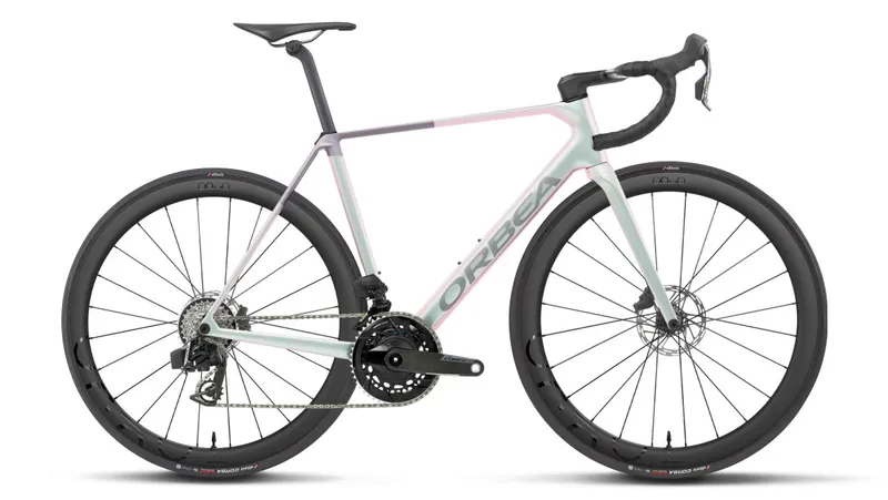 We Cycle Orbea Orca M21eTEAM Carbon Rennrad iris white/lilac 2027 51 (167-172 cm) | Fahrräder – Produktbild 1 von 1