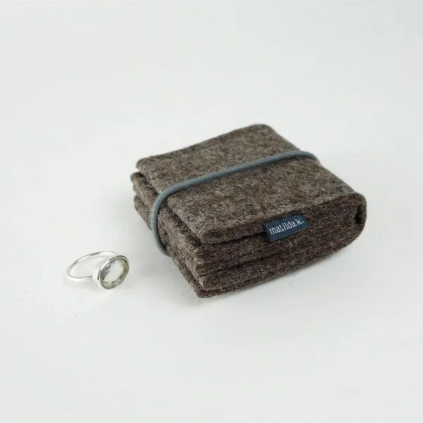 matilda k. manufaktur matilda k. manufaktur Schmuckaufbewahrung 'schmucknest' klein aus Wollfilz 'margarete' mit Rundgummi-Verschluß in vielen Farben, Braun, – Produktbild 5 von 8