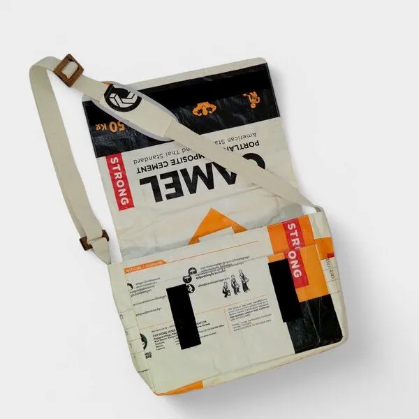 REFISHED fair fashion REFISHED fair fashion Tasche 'MESSENGER BAG' - upcycelte Zementsäcke, #cement beige-orange, – Produktbild 3 von 3