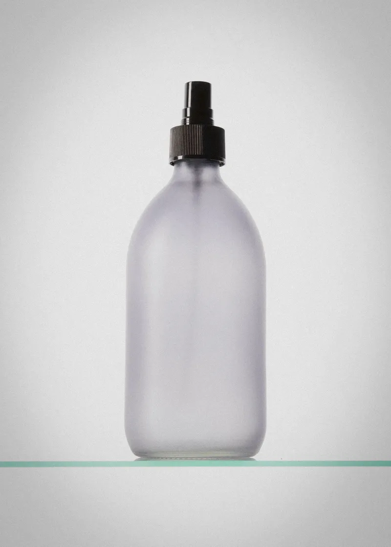 Zerstäuberflasche aus grauem Glas – Produktbild 1 von 2