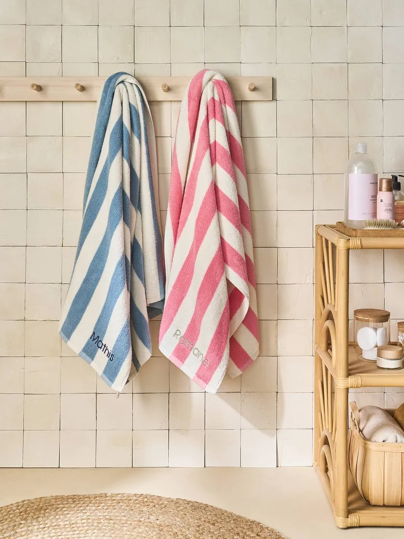Vertbaudet Kinder Badetuch STRANDKORB Capsule FAMILY personalisierbar, Blau gestreift, – Produktbild 2 von 3