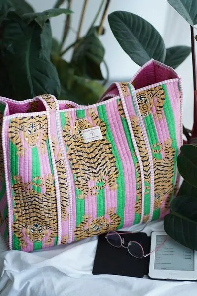 Haus of Namaste Haus of Namaste Tragetasche aus 100 % Bio-Baumwolle | Tragetasche mit Tiger-Print | Tragetasche mit rosa und grünen Streifen – Produktbild 4 von 4