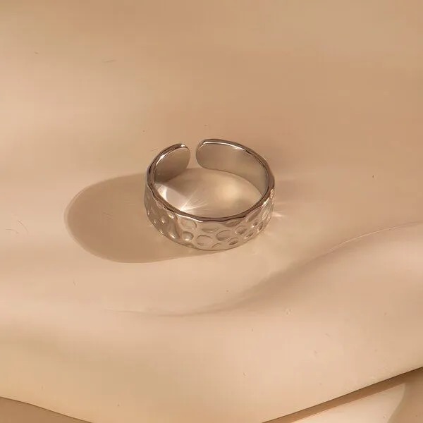 ELEKTROPULLI Größenverstellbarer Bold Hammered Dots Ring ca. Ø 17 - 19mm von Elektropulli, Silber, – Produktbild 3 von 4
