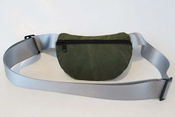 Leonca Leonca Upcycling Hip Bag aus Seesackleinen in 3 Größen, Oliv, – Produktbild 4 von 4