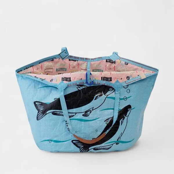 REFISHED fair fashion REFISHED fair fashion Tasche 'SOULMATE WATERPROOF' Limitierte Edition! - upcycelte Fischfuttersäcke, #fish hellblau/#wp candy, – Produktbild 2 von 5