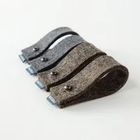 matilda k manufaktur matilda k. manufaktur Tropfenfänger aus Filz mit Geschenkkarte für Weinflaschen 'gustav', 2x braun und 2x dunkelgrau, – Produktbild 1 von 1