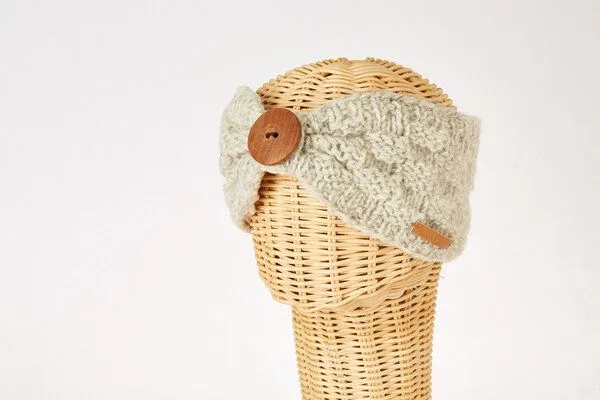 short'n'pietz short'n'pietz Schurwollstirnband mit Schachbrettmuster und Holzknopf, handgestrickt, Beige, – Produktbild 1 von 1