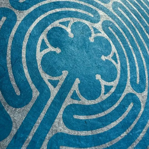 Veskor Cassiopeia Veskor Cassiopeia LABYRINTH VON CHARTRES der Kathedrale Notre-Dame Linoldruck | 22 × 22 cm | Cyan-Blau, Silber, – Produktbild 3 von 3
