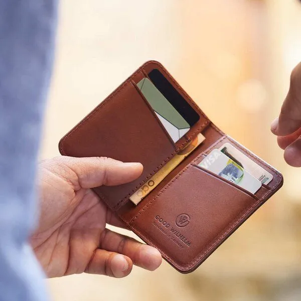 GOOD WILHELM GOOD WILHELM Klassische Bi-fold Geldbörse mit RFID Schutz - Vachetta Leder, Cognac, – Produktbild 1 von 3