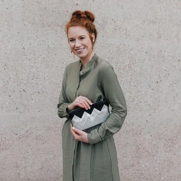 lille mus lille mus Zick-Zack-Clutch ZILIA mit Umhängekette, Schwarz/silber/hellgrau, – Produktbild 1 von 4