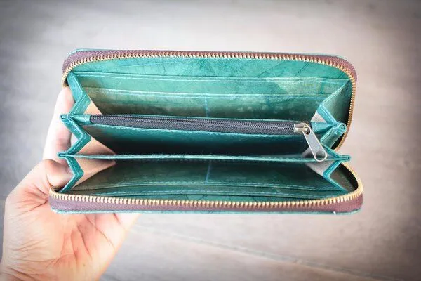 BY COPALA BY COPALA Portemonnaie aus recycelten Blättern / Nachhaltige vegane Brieftasche in türkis – Produktbild 5 von 7