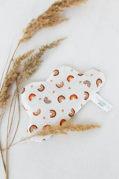 NoniKids Berlin Wärmekissen Bio Dinkel Wolke *Musselin* in verschiedenen Prints | NoniKids Berlin, Regenbogen beige, – Produktbild 2 von 3