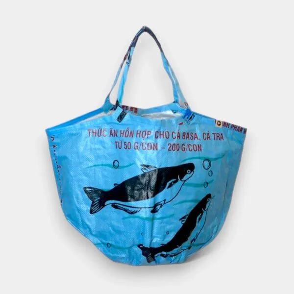 REFISHED fair fashion REFISHED fair fashion Tasche 'SOULMATE' - upcycelte Fischfuttersäcke, #fish hellblau, – Produktbild 1 von 6