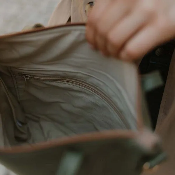 BOWLEANIES TASCHEN BOWLEANIES TASCHEN Mittelgroße Umhängetasche aus Lederfaserstoff, Khaki & braun, – Produktbild 4 von 4