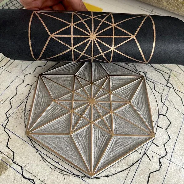 Veskor Cassiopeia Veskor Cassiopeia VEKTOR EQUILIBRIUM Heilige Geometrie Linoldruck | 22 × 22 cm | Gold auf Schwarz – Produktbild 4 von 4