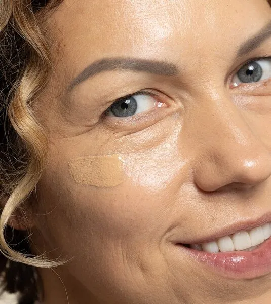 Uoga Uoga Uoga Uoga Flüssiger Concealer, mineralisch mit Koffein, 674 - mittel warm, – Produktbild 3 von 4