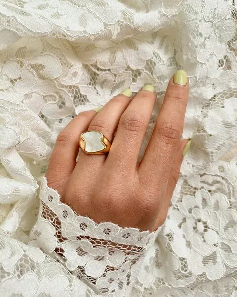 noemvri fashion label noemvri fashion label asymmetrischer Siegelring gold mit Perlmutteinlage – Produktbild 4 von 4