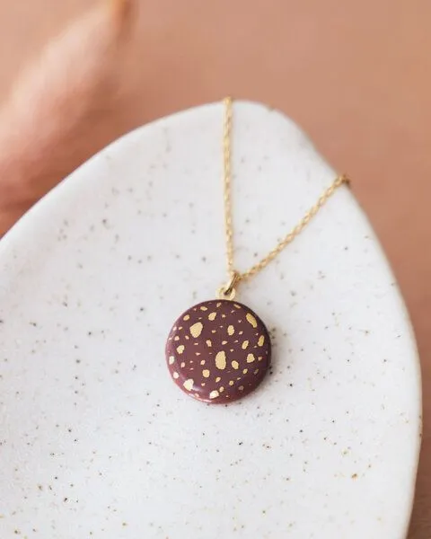 lille mus lille mus Halskette mit Porzellananhänger TERRAZZO, Bordeaux, – Produktbild 1 von 4