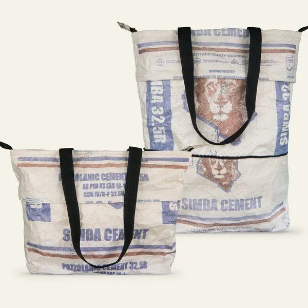 Nyuzi Blackwhite Nyuzi Blackwhite Upcycling Multishopper Schultertasche mit erweiterbarem Volumen aus Zementsäcken, Blau traingle cement, – Produktbild 2 von 4