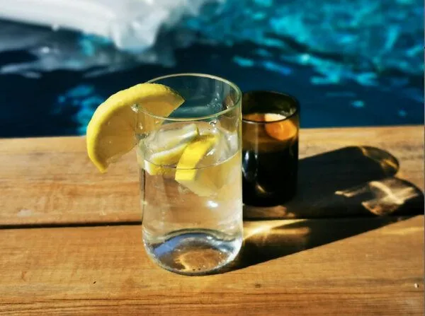 Plates et Culotées Upcycling-Glas aus Weinflasche Grün von Plates et Culotées – Produktbild 8 von 8