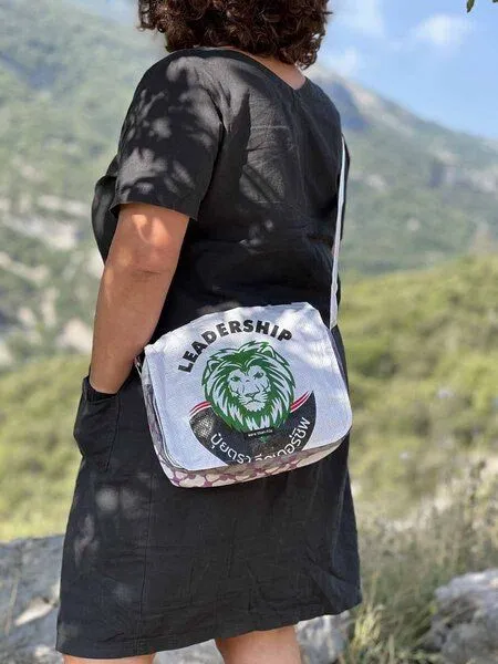 MoreThanHip MoreThanHip Handtasche aus recycelten Zement- oder Tierfuttersäcken Qinisa, Weiß/grün - löwe, – Produktbild 2 von 4