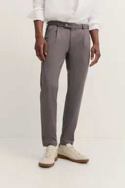 Bugatti Bundfaltenhose mit Flexcity Jersey Stretch in braun – Produktbild 1 von 1