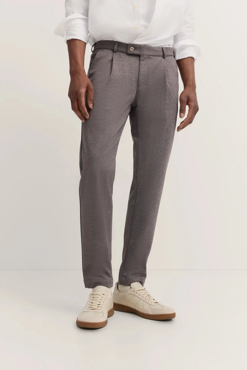Bugatti Bundfaltenhose mit Flexcity Jersey Stretch in braun, Braun, – Produktbild 1 von 1