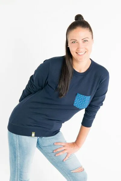 Maishameanslife Maishameanslife Shwe Shwe Pocket Unisex Sweater, Blau, – Produktbild 4 von 4