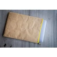 BY COPALA BY COPALA Gefütterte 13–14 Zoll Laptoptasche aus waschbarem Kraftpapier (Vegan-Leder-Optik) mit gelbem Zipper – Nachhaltige wasserabweisende Hülle für MacBook, Dell, HP, Lenovo – Produktbild 1 von 1