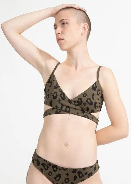 boochen boochen Bikini Top Arpoador - wendbares Surf Bikini-Oberteil - Prints, Green leopard (khaki), – Produktbild 2 von 4