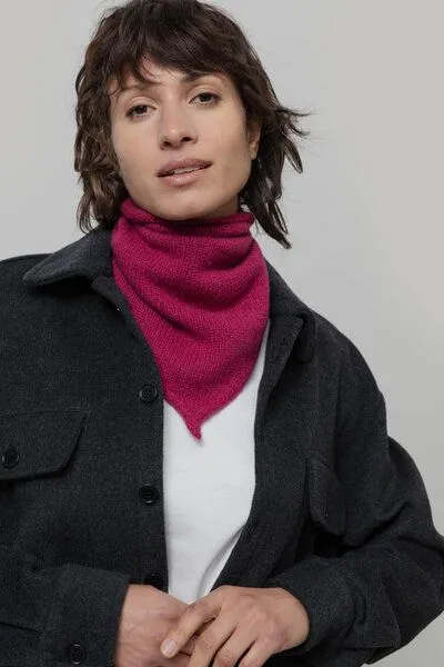 Rifò - Circular Fashion Made in Italy Rifò - Circular Fashion Made in Italy gestricktes Bandana/ Dreieckstuch Masha aus Recycelter Kaschmirwolle, Pink (geranio), – Produktbild 1 von 1