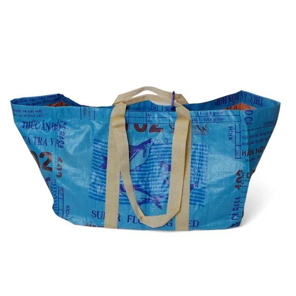 REFISHED fair fashion REFISHED fair fashion Tasche 'CARGO BAG' - upcycelte Fischfuttersäcke, #fish blau-aqua, – Produktbild 1 von 2