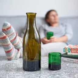 SAMESAME SAMESAME Upcycling Glaskaraffe aus Magnum-Burgunderflasche mit grünem Becher (1,5 l) – Produktbild 1 von 1