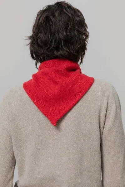 Rifò - Circular Fashion Made in Italy Rifò - Circular Fashion Made in Italy gestricktes Bandana/ Dreieckstuch Masha aus Recycelter Kaschmirwolle, Rot, – Produktbild 4 von 4