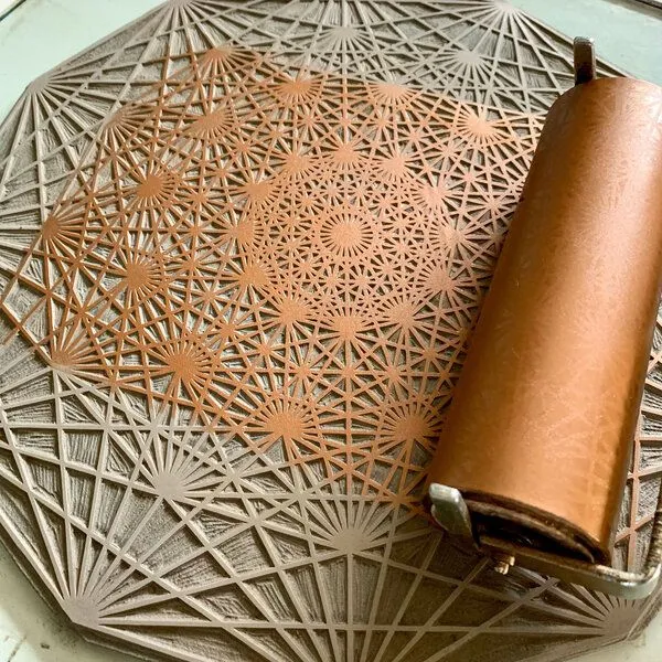Veskor Cassiopeia Veskor Cassiopeia DEMIHEPTERAKT Heilige Geometrie Linoldruck | 40 × 40 cm | Kupfer auf Rosenholz – Produktbild 2 von 4