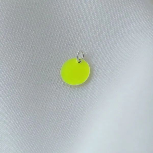 BELLYBIRD Jewellery BELLYBIRD Jewellery Halskette - emailliertes Plättchen, Anhänger aus Silber mit Emaille, Neon gelb, – Produktbild 4 von 6