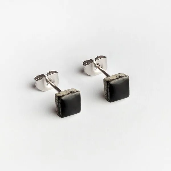ALEXASCHA ALEXASCHA Minimalistische Keramik Ohrstecker, mini | PUREFORM, Schwarz, – Produktbild 2 von 4
