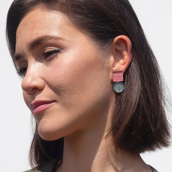 ALEXASCHA ALEXASCHA Geometrische Statement Ohrringe aus Glas | Bauhaus Design | 16 Farbkombinationen, Rosa & grau, – Produktbild 2 von 4