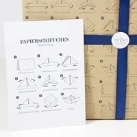 Bow & Hummingbird Bow & Hummingbird Postkarte Papierschiffchen – Produktbild 1 von 1