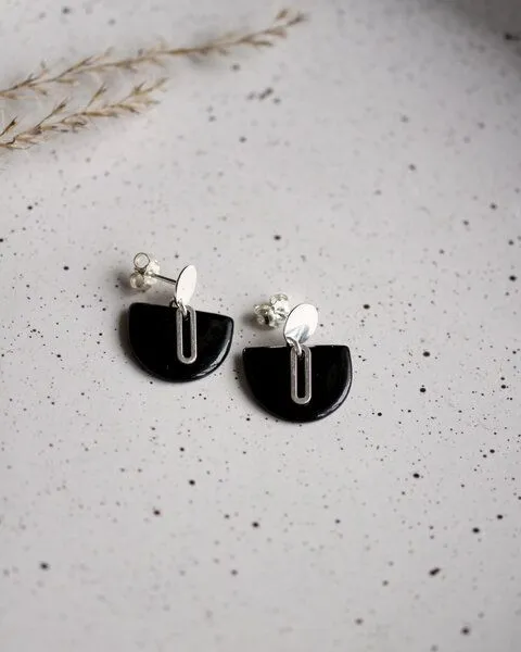 lille mus lille mus Ohrstecker 'Halbkreis Oval' aus Porzellan und 925 Silber, Schwarz, – Produktbild 6 von 6