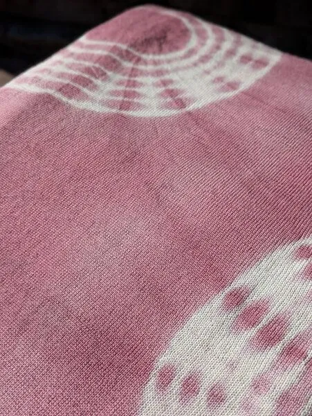 Wooliie Wooliie Handgefertigte Decke aus 100 % Merinowolle – pflanzlich gefärbt, Rose shibori (rosa), – Produktbild 2 von 3
