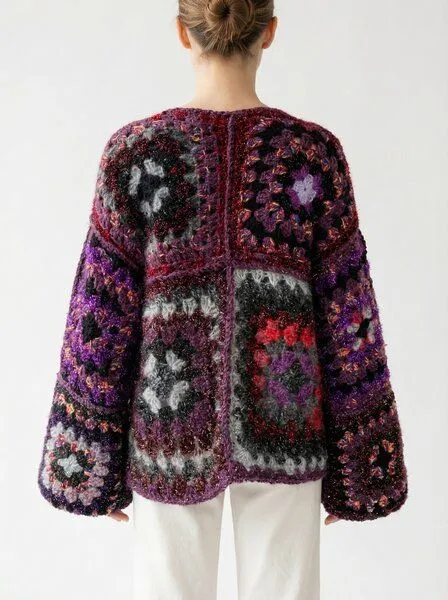KnitToChange KnitToChange Gehäkelte Granny-Square-Strickjacke in Violett- und Rottönen – Produktbild 2 von 4