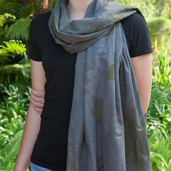 Sundara Sundara Schal aus 100% Bio-Baumwolle – ECO PRINT, Schwarz, – Produktbild 3 von 3