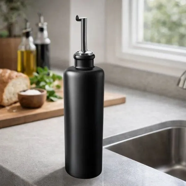 mikken mikken Schwarze Keramikflasche 500 ml – Ölflasche mit Edelstahl-Ausgießer – Produktbild 2 von 3
