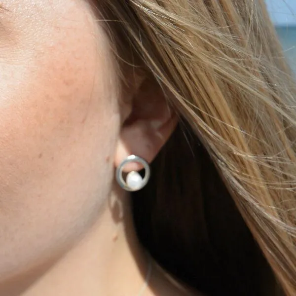 pakilia pakilia Silber Ohrringe Schaukelnde Perle Fair-Trade und handmade – Produktbild 4 von 4